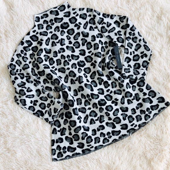 🌸Tahari Snow Leopard Print Mock Neck Sweater🌸